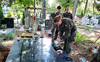Żołnierze porządkują groby powstańców